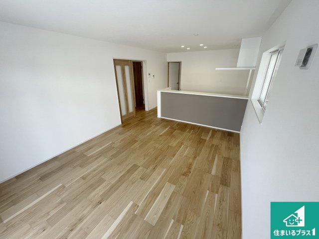 東大阪市北石切町　第2期　新築一戸建ての居間・リビング|日当たり良好の明るいリビングで朝の目覚めもスッキリできそう！対面キッチンでご家族のコミュニケーションも自然と増える設計！小さなお子様が遊ぶスペースを作っても広々とくつろげるLDK！