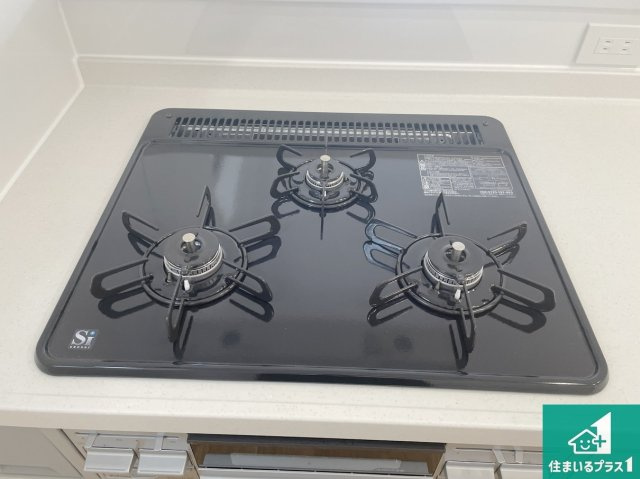 東大阪市北石切町　第2期　新築一戸建ての設備|ダブル高火力Ｓｉセンサー付きコンロ！３口あるので、まとめて料理をする時も大活躍！