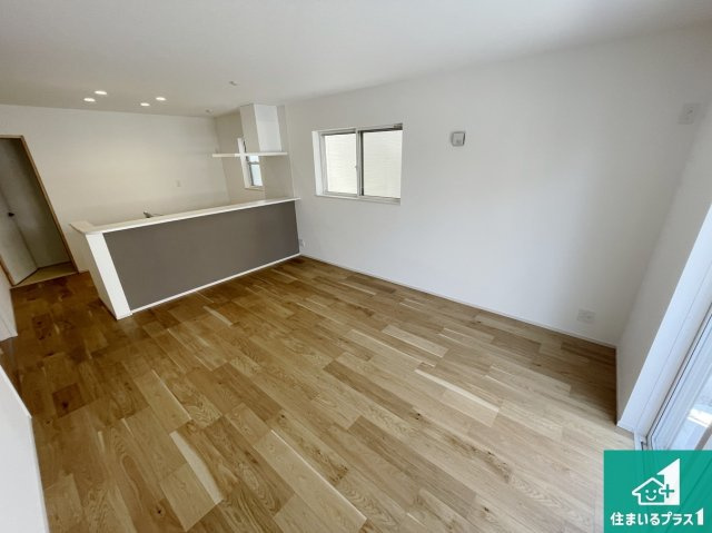 東大阪市北石切町　第2期　新築一戸建ての居間・リビング|シンプルなリビングは、観葉植物等のインテリアを楽しめますね！パパ好みにも、ママ好みにも家具次第で雰囲気を変えることができます！