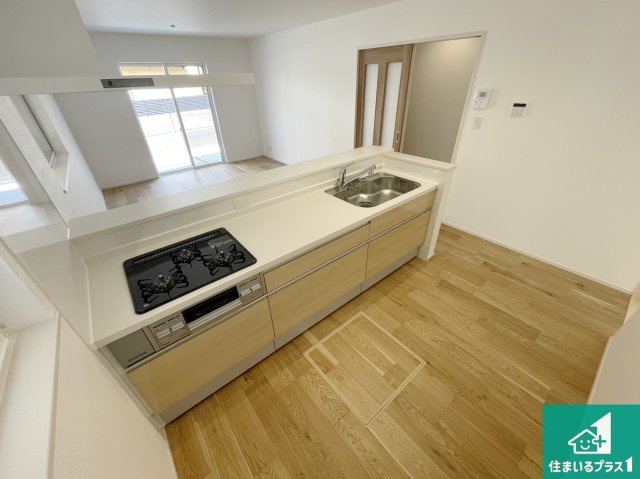 東大阪市北石切町　第2期　新築一戸建てのキッチン|リビングと統一感があり、使い勝手のいいキッチン。広々としているので、二人並んで作業が出来ちゃいます。お子様と一緒に色々なお料理に挑戦できるスペースがあります。