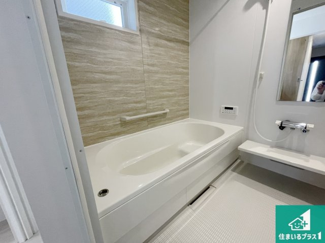 東大阪市北石切町　第2期　新築一戸建ての浴室|足をゆったり伸ばして寛げる浴槽です。窓が設けられていますので差し込む光が明るく穏やかな雰囲気にしてくれます♪浴室乾燥機も設置しているので、雨の日の洗濯物も安心です♪