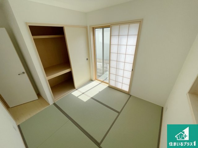 東大阪市北石切町　第2期　新築一戸建ての和室|一室あると便利な和室は客間としてだけでなく、小さなお子様のプレイルームや食後のくつろぎスペースとしてもご利用いただけます。収納もついていますので大活躍間違いなし！