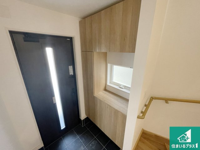 東大阪市北石切町　第2期　新築一戸建ての玄関|シューズボックスにはたくさんの靴が収納できるので玄関周りはいつもスッキリ！ご家族が増えても安心！