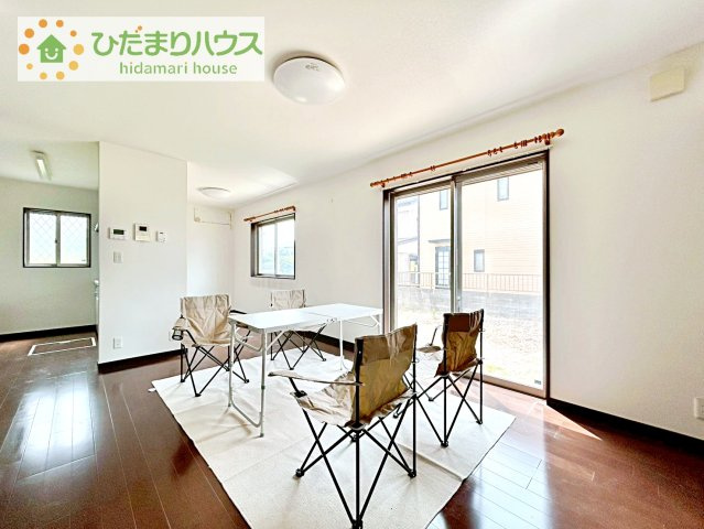 【居間・リビング】 | 牛久市岡見町　中古戸建 | リビングの窓からはあたたかな日差しが差し込みます(*'▽')