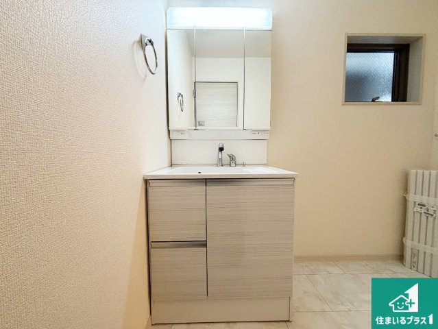 高槻市津之江町　第2期　新築一戸建ての独立洗面台|清潔感のある洗面台です。フラットな鏡は掃除がしやすく毎日清潔！鏡裏には収納があるのでスッキリとした洗面台が保てます。