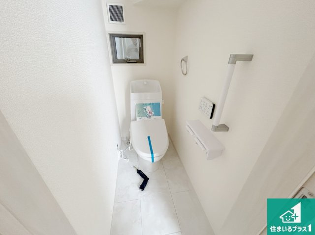 高槻市津之江町　第2期　新築一戸建てのトイレ|1・2階の2ヶ所にあるので、朝の忙しい時間の順番待ちもなく、深夜の利用にも大変便利です。