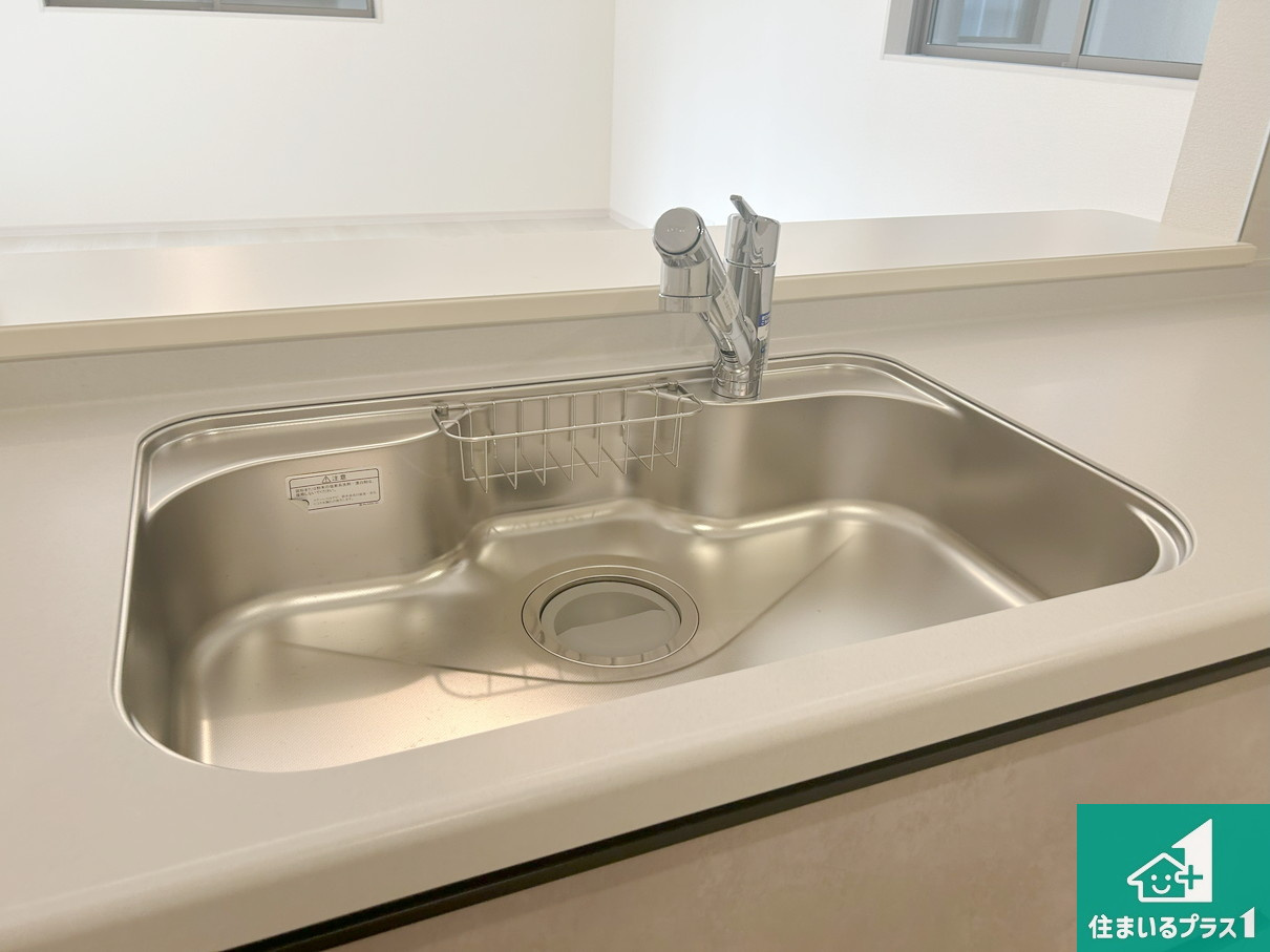 高槻市津之江町　第2期　新築一戸建ての設備|蛇口の先端に浄水器を内蔵しています！原水と浄水、お湯と冷水、シャワーの切替えがワンタッチなので用途によって使い分けられます。