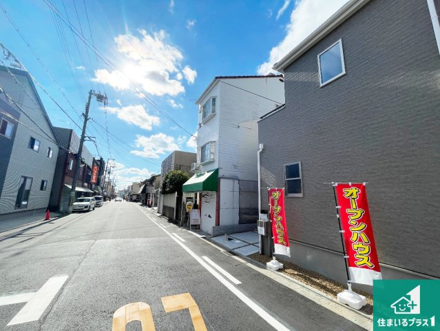高槻市津之江町　第2期　新築一戸建ての前面道路含む現地写真|周辺は閑静な住宅街！前面道路広々で車の出し入れも便利です。駐車が苦手な方でも安心して車庫入れできます！