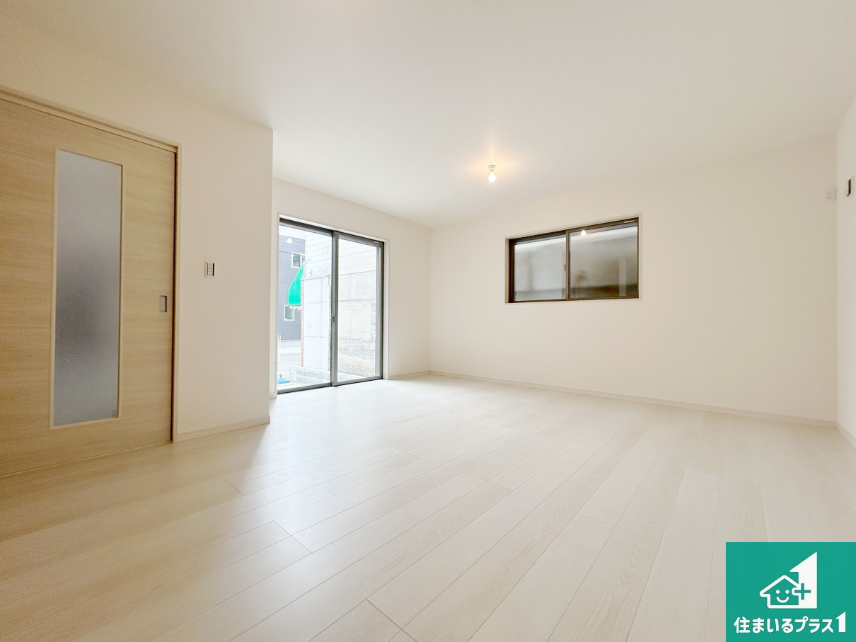 高槻市津之江町　第2期　新築一戸建ての居間・リビング|日当たり良好の明るいリビングで朝の目覚めもスッキリできそう！対面キッチンでご家族のコミュニケーションも自然と増える設計！小さなお子様が遊ぶスペースを作っても広々とくつろげるLDK！