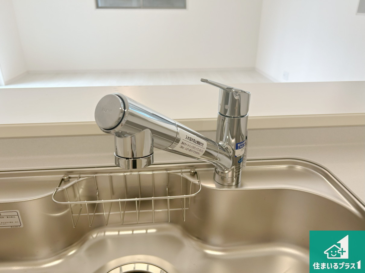 高槻市津之江町　第2期　新築一戸建ての設備|浄水器を内蔵！炊飯時、お茶を作る時に安心してお水を使えます！お湯と冷水、浄水と原水、シャワーの切替えもワンタッチです！