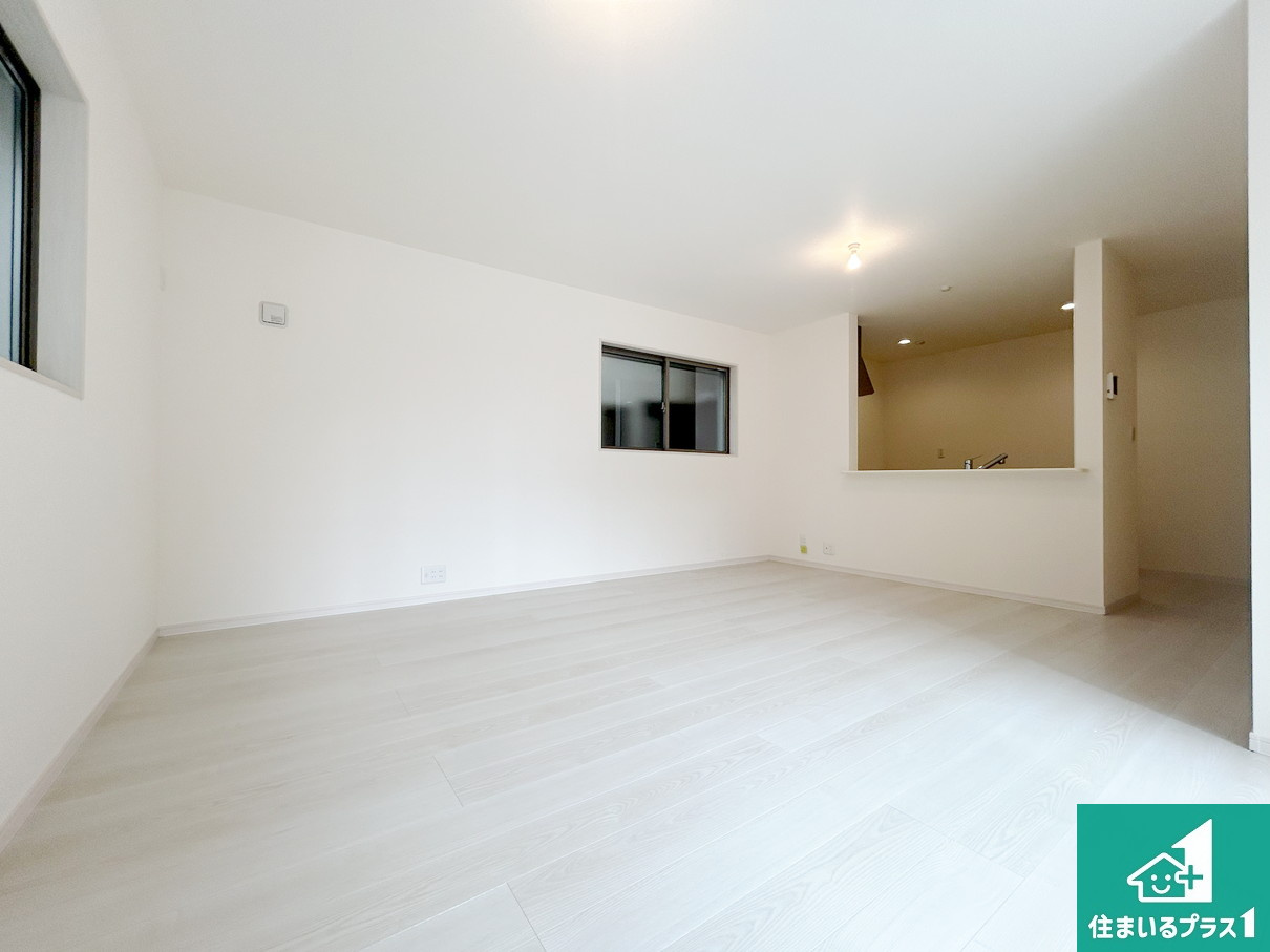 高槻市津之江町　第2期　新築一戸建ての居間・リビング|シンプルなリビングは、観葉植物等のインテリアを楽しめますね！パパ好みにも、ママ好みにも家具次第で雰囲気を変えることができます！