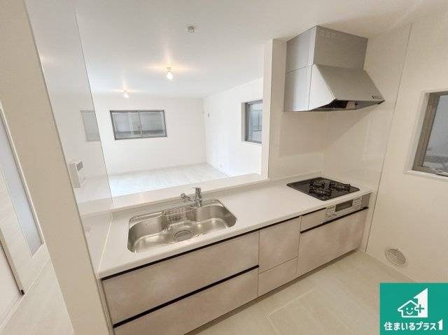 高槻市津之江町　第2期　新築一戸建てのキッチン|リビングと統一感があり、使い勝手のいいキッチン。広々としているので、二人並んで作業が出来ちゃいます。お子様と一緒に色々なお料理に挑戦できるスペースがあります。