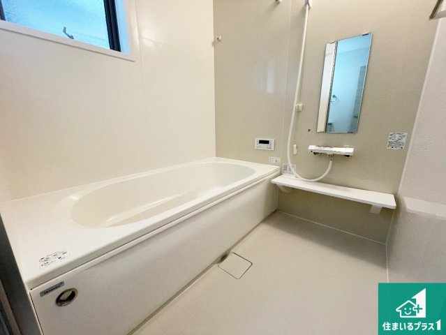 高槻市津之江町　第2期　新築一戸建ての浴室|足をゆったり伸ばして寛げる浴槽です。窓が設けられていますので差し込む光が明るく穏やかな雰囲気にしてくれます♪浴室乾燥機も設置しているので、雨の日の洗濯物も安心です♪