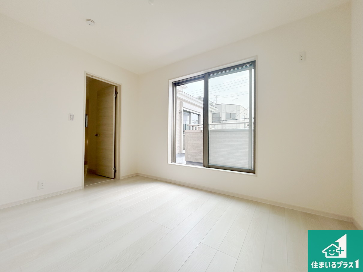 高槻市津之江町　第2期　新築一戸建ての洋室|収納スペースが充実しているので子供の成長に合わせてたくさん収納ができます！家族構成に合わせた様々な活用ができる収納！