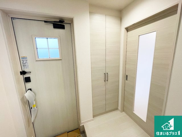 高槻市津之江町　第2期　新築一戸建ての玄関|シューズボックスにはたくさんの靴が収納できるので玄関周りはいつもスッキリ！ご家族が増えても安心！
