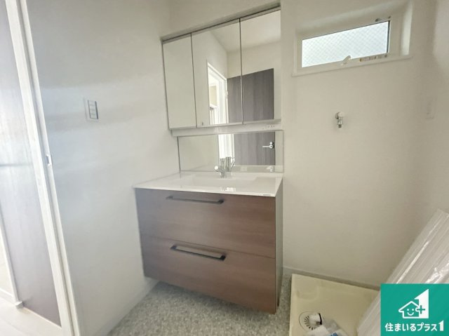 枚方市山之上　新築一戸建ての独立洗面台|清潔感のある洗面台です。フラットな鏡は掃除がしやすく毎日清潔！鏡裏には収納があるのでスッキリとした洗面台が保てます。