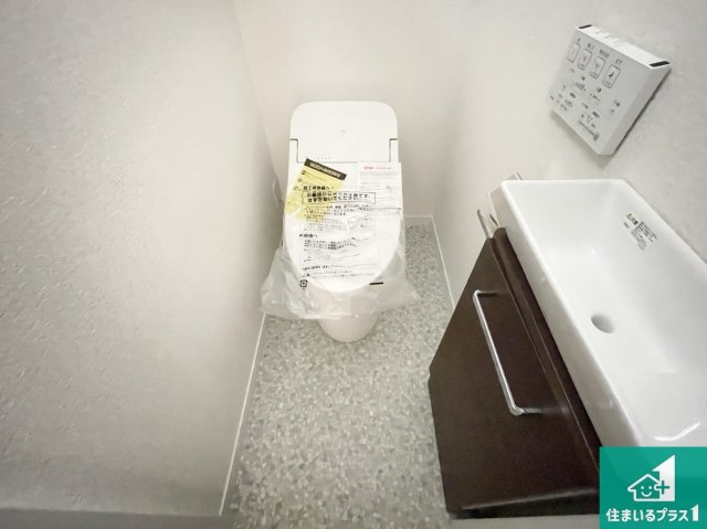 枚方市山之上　新築一戸建てのトイレ|1・2階の2ヶ所にあるので、朝の忙しい時間の順番待ちもなく、深夜の利用にも大変便利です。