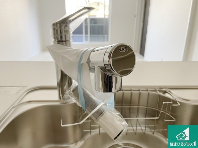 枚方市山之上　新築一戸建ての設備|浄水器を内蔵！炊飯時、お茶を作る時に安心してお水を使えます！お湯と冷水、浄水と原水、シャワーの切替えもワンタッチです！