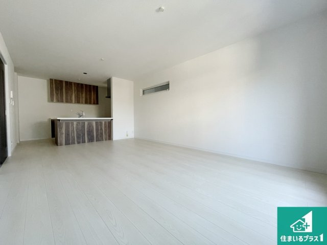 枚方市山之上　新築一戸建ての居間・リビング|日当たり良好の明るいリビングで朝の目覚めもスッキリできそう！対面キッチンでご家族のコミュニケーションも自然と増える設計！小さなお子様が遊ぶスペースを作っても広々とくつろげるLDK！