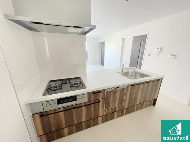 枚方市山之上　新築一戸建てのキッチン|リビングと統一感があり、使い勝手のいいキッチン。広々としているので、二人並んで作業が出来ちゃいます。お子様と一緒に色々なお料理に挑戦できるスペースがあります。