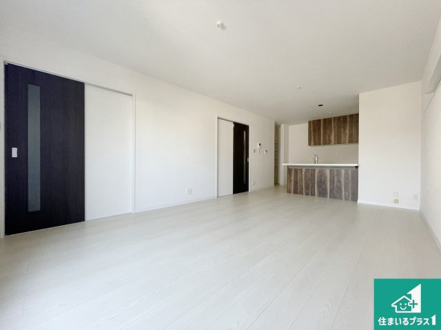 枚方市山之上　新築一戸建ての居間・リビング|明るいリビングで朝の目覚めもスッキリできそう！対面キッチンでご家族のコミュニケーションも自然と増える設計！小さなお子様が遊ぶスペースを作っても広々とくつろげるLDK！