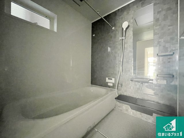 枚方市山之上　新築一戸建ての浴室|足をゆったり伸ばして寛げる浴槽です。窓が設けられていますので差し込む光が明るく穏やかな雰囲気にしてくれます♪浴室乾燥機も設置しているので、雨の日の洗濯物も安心です♪