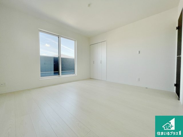 枚方市山之上　新築一戸建ての洋室|シンプルな洋室は、自分好みのインテリアが楽しめます♪ご家族とインテリアや家具を選びに行くのは新築購入時の醍醐味の一つです。ぜひお楽しみください♪