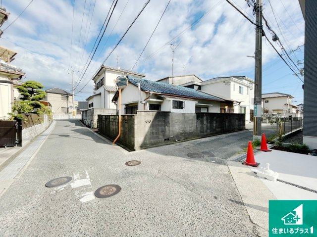 泉佐野市葵町　新築未入居の前面道路含む現地写真|周辺は閑静な住宅街！前面道路広々で車の出し入れも便利です。駐車が苦手な方でも安心して車庫入れできます！
