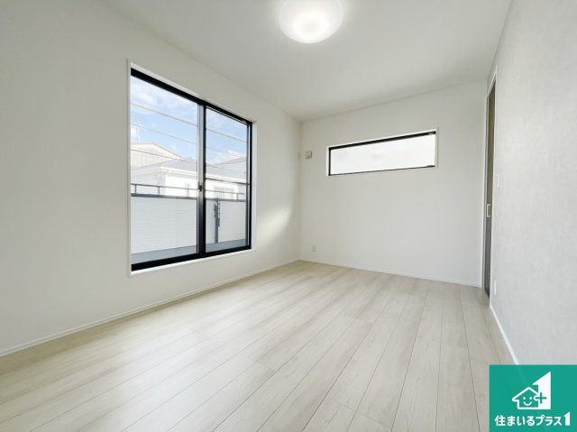 泉佐野市葵町　新築未入居の洋室|シンプルな洋室は、自分好みのインテリアが楽しめます♪ご家族とインテリアや家具を選びに行くのは購入時の醍醐味の一つです。ぜひお楽しみください♪