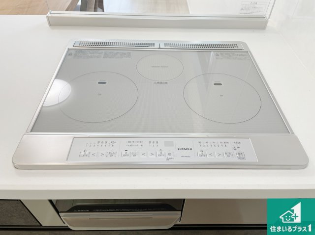 泉佐野市葵町　新築未入居のキッチン|火を使わないので、安心なＩＨコンロ！でこぼこが無い構造なので、掃除もしやすく清潔に保てます！