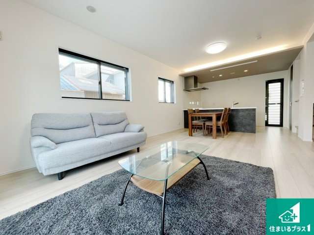 泉佐野市葵町　新築未入居の居間・リビング|太陽の光が差し込むとっても明るいリビング！思わず微笑みたくなる居心地の良さ。家族団らんの時間も増えそうなくつろぎのＬＤＫで、住む人のこだわりを活かすゆとりある空間♪