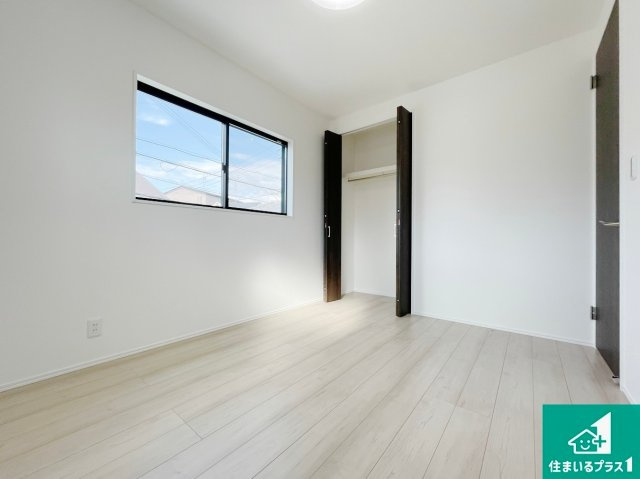 泉佐野市葵町　新築未入居の洋室|ナチュラル感のある洋室は、自分好みのインテリアが楽しめます♪ご家族とインテリアや家具を選びに行くのは購入時の醍醐味の一つです。ぜひお楽しみください♪【現地写真】