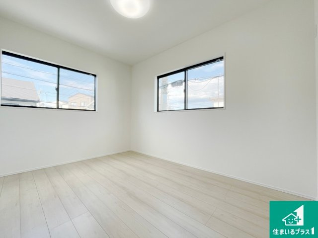 泉佐野市葵町　新築未入居の洋室|寝室は心地よい眠りについてもらいたくて、シンプルでかつ開放的な空間に！大きな窓から差し込む朝日が、すっきりとした目覚めをサポートします。【現地写真】