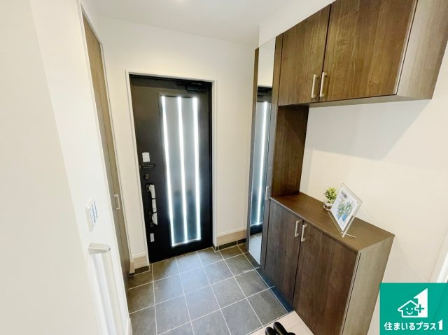 泉佐野市葵町　新築未入居の玄関|大型のシューズＢＯＸにはたくさんの靴が収納できるので玄関周りはいつもスッキリ！【現地写真】