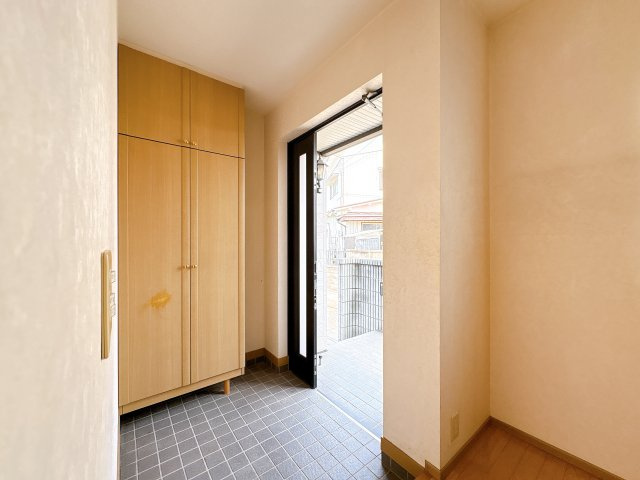 熊谷市三ヶ尻の玄関|トヨタホーム施工
軽量鉄骨造
５LDK＋納戸
太陽光パネル搭載
駐車場2台可能
北東角地
