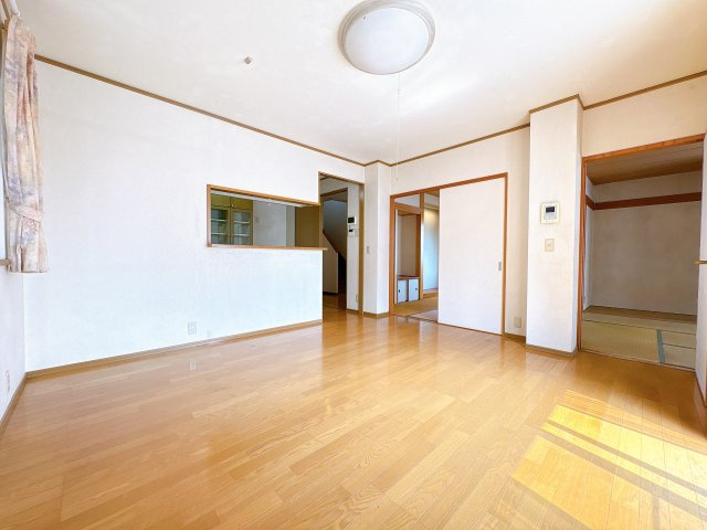 熊谷市三ヶ尻の居間・リビング|トヨタホーム施工
軽量鉄骨造
５LDK＋納戸
太陽光パネル搭載
駐車場2台可能
北東角地
