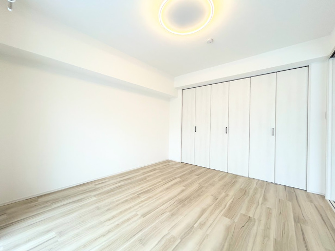 【洋室】 | ローズハイツ新横浜 | ◆室内はいつも明るい印象なので気持ちの良い朝を迎えられます。各部屋にはクローゼットを完備しており、収納が多いお家はすっきりして快適空間です。