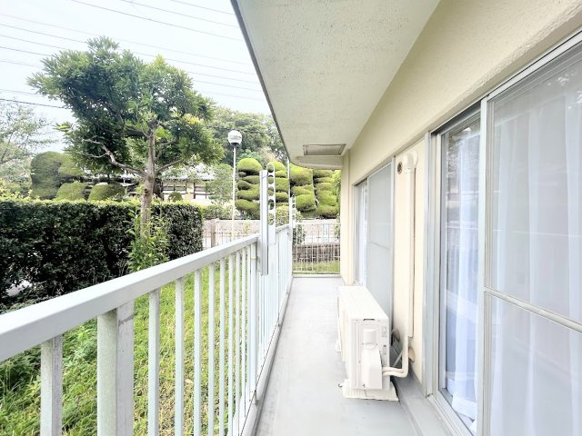 【バルコニー】 | ローズハイツ新横浜 | ◆気持ちのいい空が見渡せる広いバルコニー。爽やかな風を感じて、心躍る素敵な暮らしがはじまります。通風・採光にも優れ、心地よい光と風があふれています♪

