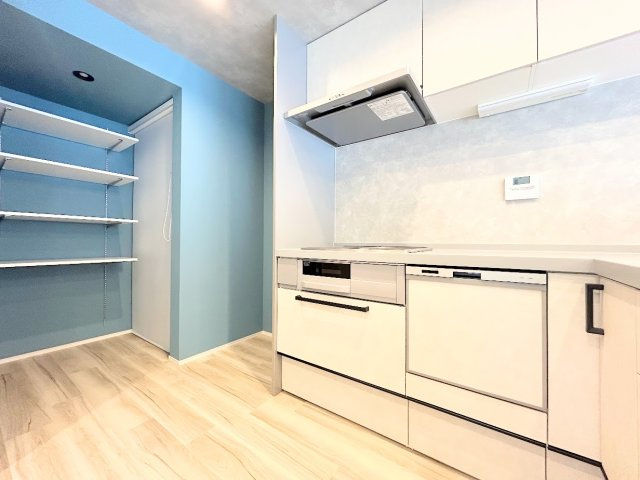 【キッチン】 | ローズハイツ新横浜 | ◆ご家族みんなで調理ができる位のスペースを実現したキッチン空間となっております。みんなで作った料理を召し上がりながらの会話は、どのような物になるのでしょうか。