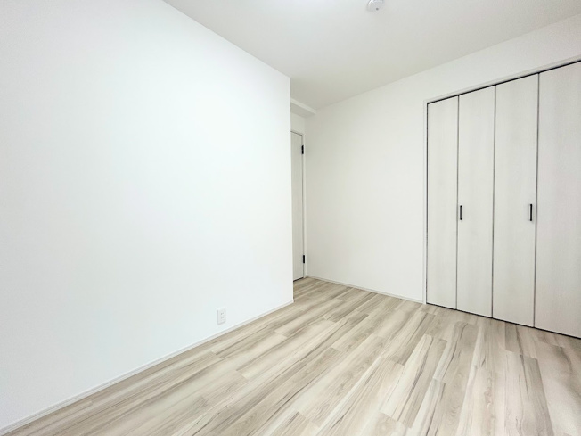 【洋室】 | ローズハイツ新横浜 | ◆柔らかい陽光が差し込む明るいお部屋を演出する設計。彩光の取れる窓が気持ちの良いお部屋を創り上げます。