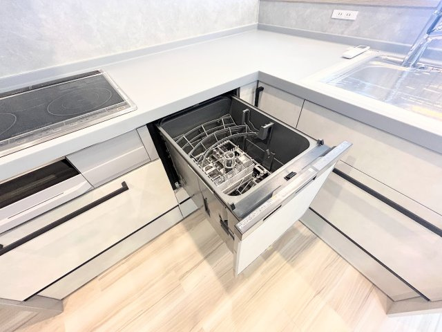 【キッチン】 | ローズハイツ新横浜 | ◆食後の食器洗いは食洗機にお任せ！ご家族と団らんの時間を。家事の時短に効果大の食洗器付き。高温洗浄、節水効果もございます。