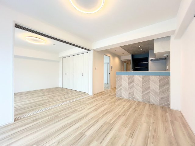 【居間・リビング】 | ローズハイツ新横浜 | ◆家族で食卓を囲むダイニングスペースと、ソファでゆったりくつろぐリビングスペースがしっかり区切られているので家具の配置や用途を使いわけしやすいです。