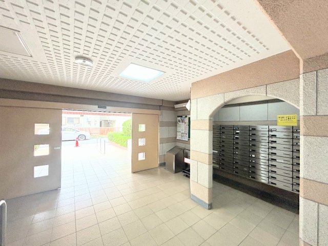 【エントランス】 | ローズハイツ新横浜 | ◆管理体制良好なマンションです。清潔感のあるエントランスに開放感のある住環境。