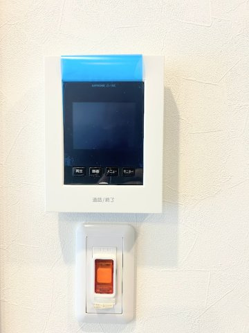 【防犯設備】 | ローズハイツ新横浜 | ◆玄関に行かなくても来訪者が確認でき、ハンズフリーで会話をすることが出来ます。モニターを確認する事によって防犯効果も高まります。