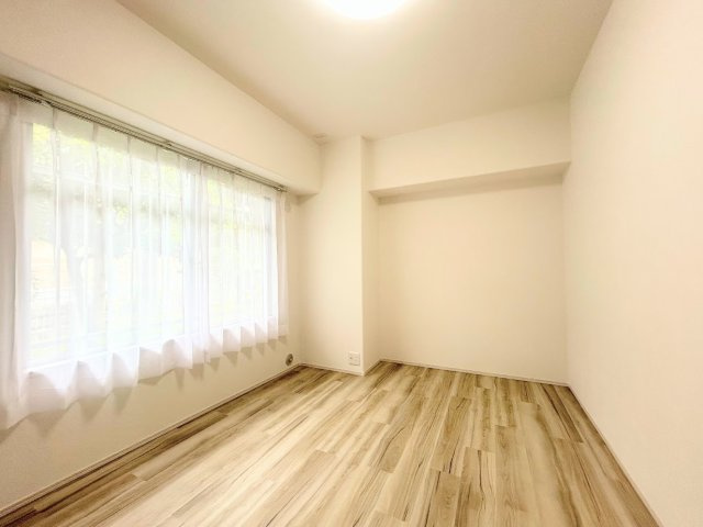 【洋室】 | ローズハイツ新横浜 | ◆柔らかい陽光が差し込む明るいお部屋を演出する設計。彩光の取れる窓が気持ちの良いお部屋を創り上げます。