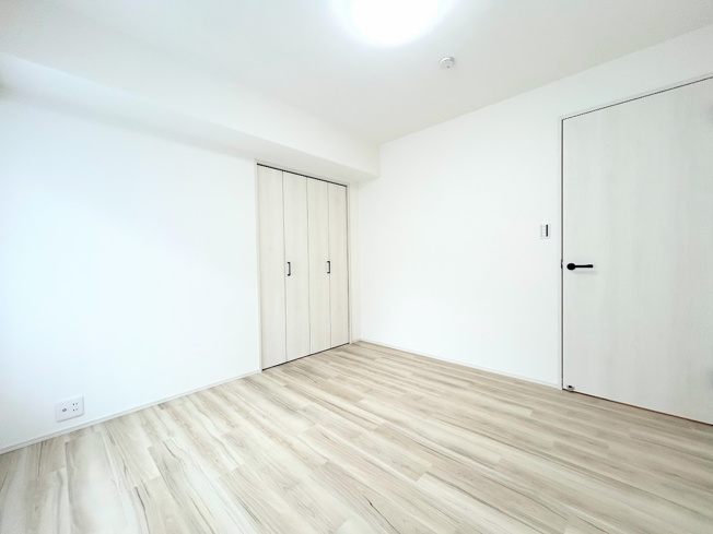 【洋室】 | ローズハイツ新横浜 | ◆子どものスタディ空間として、あるいは書斎やホビールームとして生活スタイルに合わせて使えるプライベートルーム。居心地のいい落ち着いたインテリアが似合います。