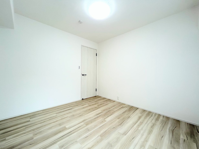 【洋室】 | ローズハイツ新横浜 | ◆感性を育むプライベートルームはシンプルでスマートな空間。好みの空間で読書をしたり、音楽を聞いたりと一人の時間も充実したものにできます。