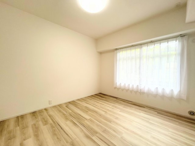 【洋室】 | ローズハイツ新横浜 | ◆室内はいつも明るい印象なので気持ちの良い朝を迎えられます。各部屋にはクローゼットを完備しており、収納が多いお家はすっきりして快適空間です。