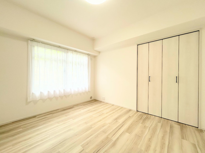 【洋室】 | ローズハイツ新横浜 | ◆柔らかい陽光が差し込む明るいお部屋を演出する設計。彩光の取れる窓が気持ちの良いお部屋を創り上げます。