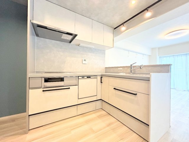 【キッチン】 | ローズハイツ新横浜 | ◆キッチンからダイニングやリビングが見渡せるキッチン。料理をしながら家族とコミュニケーションをとれるだけでなく、大きな開放感も得られることができます。